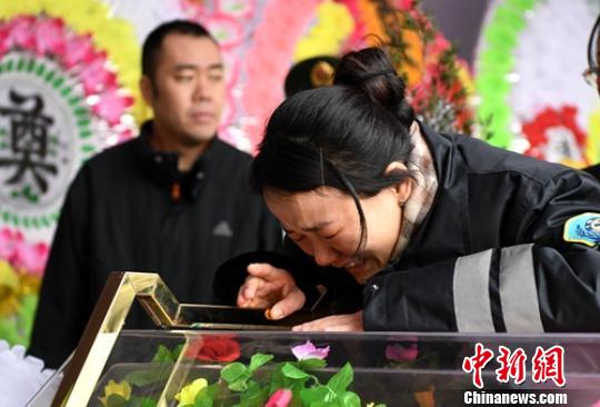 妻子周芳芳痛別丈夫吳俊寰,?！⒅铱?攝