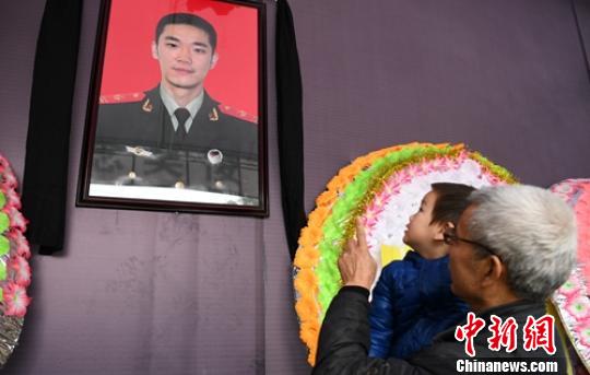 2歲多的兒子在吳俊寰遺像前?！⒅铱?攝