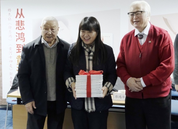 廣西師范大學(xué)出版社向中央美術(shù)學(xué)院,、徐悲鴻紀(jì)念館贈(zèng)書