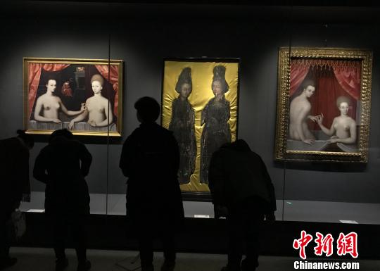 廣東省新會博物館的木板油畫《新會木美人》(中),、法國盧浮宮藏品《加百利和她的妹妹》(左),、意大利烏菲齊美術(shù)館藏品《沐浴中的女人》?！∴囅?攝