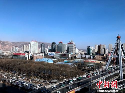資料圖：西寧2017年在365天的總有效監(jiān)測天數(shù)中,，收獲296個優(yōu)良天 <a target='_blank' href='http://www.chinanews.com/'>中新社</a>記者 孫睿 攝