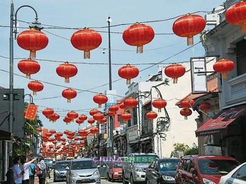 中國僑網(wǎng)雞場街掛上1000個大燈籠,，散發(fā)出濃濃年味。（馬來西亞《中國報》）