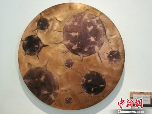 圖為展出的一副畫作,?！⊥鹾谓?攝