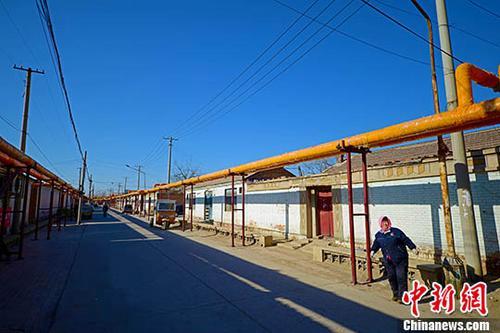 資料圖：天津市西青區(qū)辛口鎮(zhèn)郭莊子村,，電代煤供暖管道通入家家戶(hù)戶(hù),。 <a target='_blank' href='http://www.chinanews.com/'>中新社</a>記者 佟郁 攝