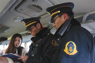 昨日,，白鹿收費站,，交通執(zhí)法人員登記客運車輛信息。