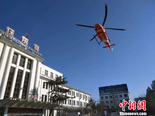 一架載著急性心?；颊叩闹鄙仍畽C(jī)降落在太原市中心醫(yī)院住院部樓前，醫(yī)務(wù)人員推著擔(dān)架沖上前去……這是太原市急救中心航空救援演練現(xiàn)場(chǎng),?！》尔惙?攝