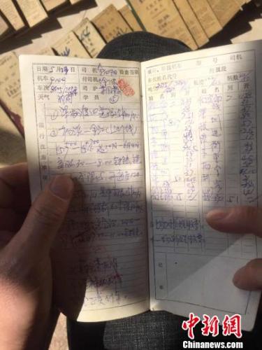 時代在變，但這位“老司機”認真記錄手賬的習(xí)慣從未改變,，他仔細記下了84本手賬,。　袁藝 攝