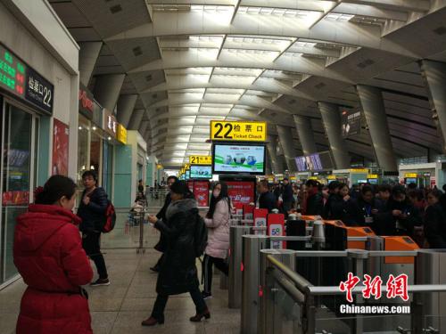 2月2日，春運(yùn)第二日,，北京南站檢票口前大量乘客排隊(duì)候車(chē),。<a target='_blank' href='http://www.chinanews.com/' >中新網(wǎng)</a> 李金磊 攝