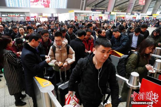 2月2日,，乘客在北京南站進(jìn)站乘車,。2018年春運(yùn)期間,，北京南站實(shí)施多項(xiàng)舉措,，提高旅客進(jìn)站效率。<a target='_blank' href='http://www.chinanews.com/'>中新社</a>記者 劉關(guān)關(guān) 攝