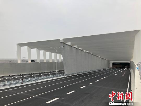 港珠澳大橋主體工程2月6日交付驗收,。圖為港珠澳大橋海底隧道東人工島出入口 鄧媛雯 攝