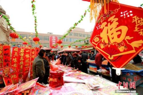 居民置辦年貨,，尋找年的味道。陳禮 攝