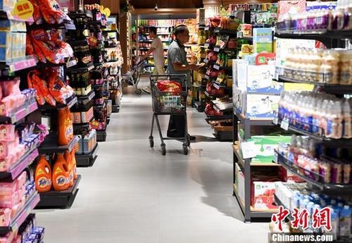 顧客在超市選購商品,。<a target='_blank' href='http://www.chinanews.com/'>中新社</a>記者 張斌 攝
