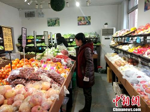 北京居民在購(gòu)物。<a target='_blank' href='http://www.chinanews.com/' >中新網(wǎng)</a>記者 李金磊 攝