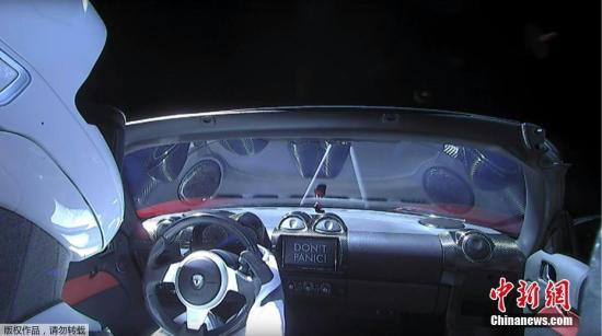 當(dāng)?shù)貢r(shí)間2月6日，太空探索公司SpaceX試射的獵鷹重型火箭已成功發(fā)射升空,，把一輛特斯拉跑車(chē)送入繞太陽(yáng)飛行的軌道,。