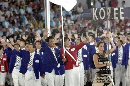 ▲資料圖片：2004年雅典奧運(yùn)開幕入場式上，韓國朝鮮攜手第84個(gè)入場,。