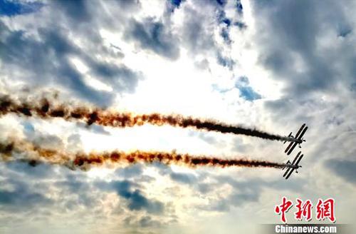 世界著名的特技飛行表演隊(duì)AerosuperbaticsWingwalkers首次出現(xiàn)菲律賓的天空,，吸引數(shù)千游客慕名而來?！堒?攝