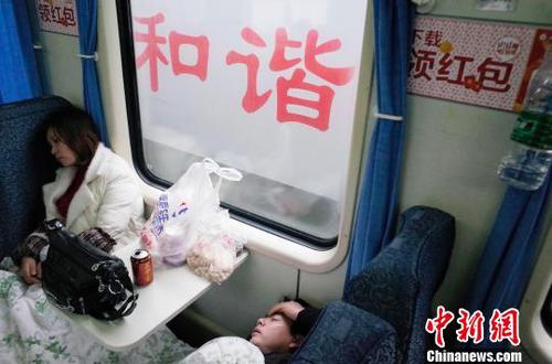 列車過了秀山站后，許多硬座上的旅客可以平躺下好好休息,?！∫罅⑶?攝
