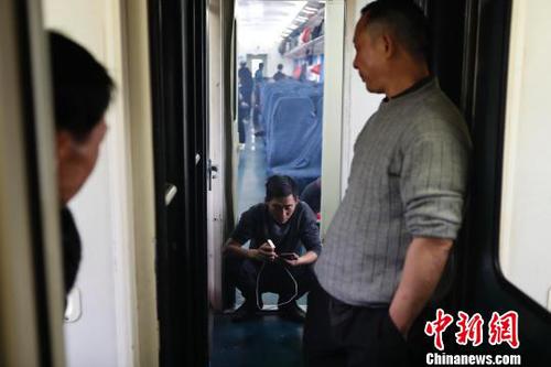 車廂的通道內(nèi)和連接處已經(jīng)沒有擁擠，換來了是寬敞的環(huán)境,?！∫罅⑶?攝