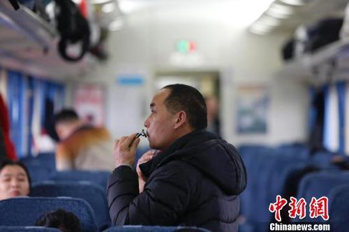 車廂內(nèi)旅客刮起了胡子,。　殷立勤 攝