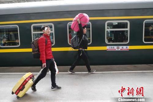 9日上午9時(shí)30分,，旅客帶著行李準(zhǔn)備搭乘K4663次列車前往成都,。　殷立勤 攝