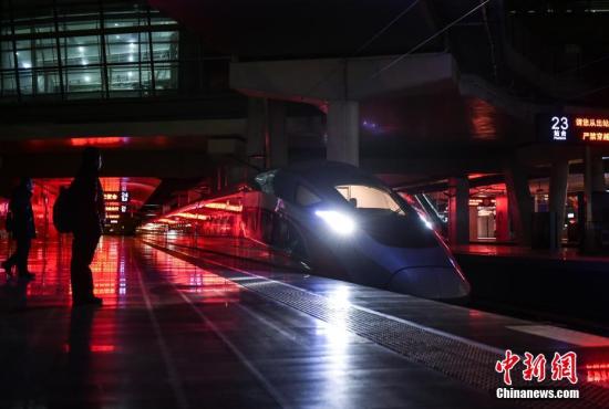 一年一度的春運(yùn)大幕開(kāi)啟,，一列列高鐵,、動(dòng)車(chē)已開(kāi)始行駛,。很少有人知道，在千萬(wàn)旅客享受鐵路帶來(lái)的“貼地飛行”之前,，有一趟列車(chē)已經(jīng)作為“領(lǐng)航者”為旅途確認(rèn)出一條安全暢通的運(yùn)行軌道,。圖為京津城際首趟“復(fù)興號(hào)”開(kāi)路車(chē)從北京南站正式啟程。 <a target='_blank' href='http://www.chinanews.com/' >中新網(wǎng)</a>記者 翟璐 攝