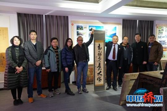 黃國梁向福清黃檗文化促進(jìn)會義捐一件黃檗木庵性瑫禪師的書法珍品,?！￡愔?攝