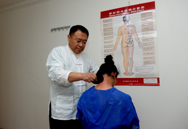謝山河正在為病人進(jìn)行治療,。