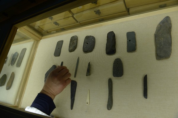 謝山河大收藏的石器時代的砭鐮、砭針及砭鏟等,。