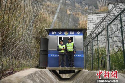圖為廖小城與妻子陶春秀在鐵路邊的護(hù)路崗?fù)ぬ幒嫌啊,！￡惓?攝
