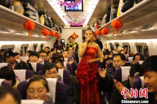 資料圖：在一列動車組列車上,，上演一場由高鐵乘務員自編自演的新年“文化大餐”?！《☆?攝