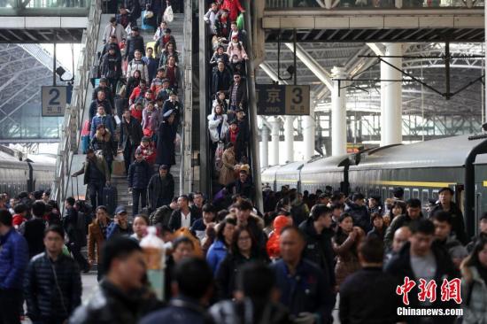 2月13日，大批旅客在南京火車站乘坐火車出行,。<a target='_blank' href='http://www.chinanews.com/'>中新社</a>記者 泱波 攝
