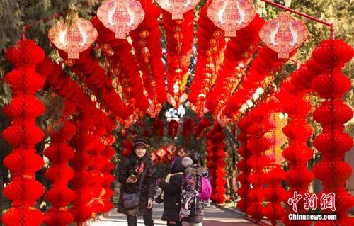 資料圖：北京街頭張燈結(jié)彩迎新年,。<a target='_blank' href='http://www.chinanews.com/'>中新社</a>記者 侯宇 攝
