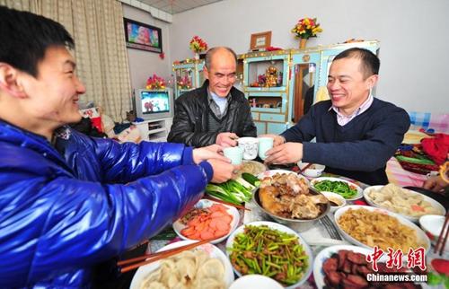 資料圖：除夕夜，遼寧省葫蘆島市民在家中與家人享受豐盛的年夜飯,。<a target='_blank' href='http://www.chinanews.com/'>中新社</a>發(fā) 于海洋 攝