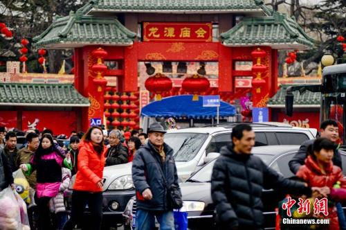 資料圖：中國(guó)傳統(tǒng)新年的正月初一,，北京龍?zhí)稄R會(huì)上人潮涌動(dòng),。<a target='_blank' href='http://www.chinanews.com/'>中新社</a>發(fā) 陸欣 攝