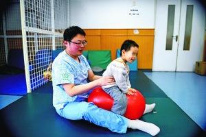 兒童醫(yī)院康復(fù)師多年堅守：孩子能正常跑跳就值了