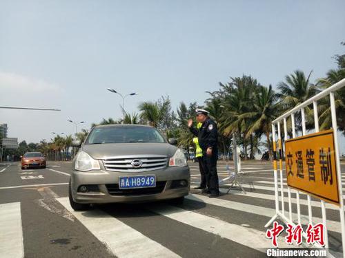 2月21日,，海口濱海大道與永萬路路口,，交警實行交通管制,。　尹海明 攝
