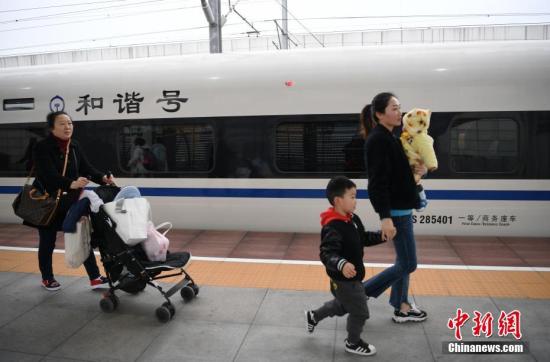 資料圖：各地迎來(lái)返程客流高峰,。 <a target='_blank' href='http://www.chinanews.com/'>中新社</a>記者 劉忠俊 攝