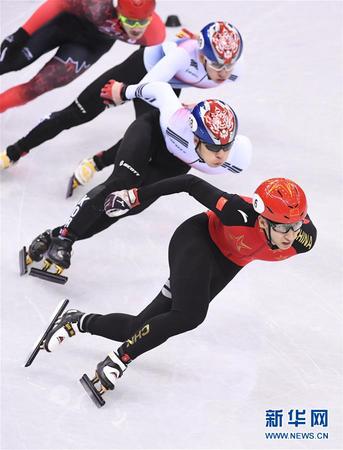 　2月22日,，武大靖（下）在比賽中,。當日，在江陵冰上運動場舉行的2018年平昌冬奧會短道速滑男子500米決賽中,，中國選手武大靖以39秒584的成績奪冠,，并創(chuàng)造新的世界紀錄。