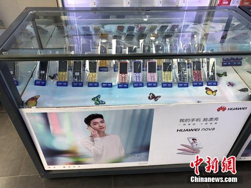 某手機專賣店展示的老年機型,。<a target='_blank' href='http://www.chinanews.com/' >中新網(wǎng)</a> 吳濤 攝