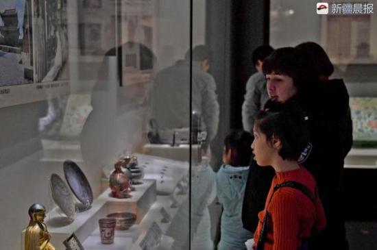 2月22日,，新疆博物館，不少家長帶著孩子參觀藏品,。