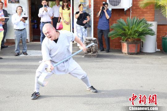 中國僑網(wǎng)少林武僧精彩表演,。　樊南　攝