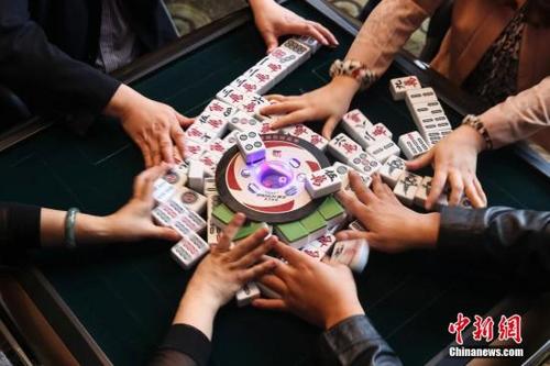 中國僑網(wǎng)資料圖，巴蜀很多餐館都提供麻將機(jī)，聚餐過后大家不打上幾盤麻將是不愿離開的,。在達(dá)州一餐館內(nèi)正在打麻將的人們,。中新社發(fā) 熊然 攝