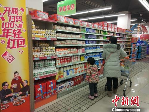居民在超市里購物,。<a target='_blank' href='http://www.chinanews.com/' >中新網(wǎng)</a>記者 李金磊 攝