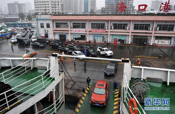 　2月23日,，車輛在海口港排隊登船,。