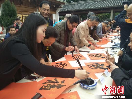 40名書畫家為市民寫“?！惫?000張 索有為 攝