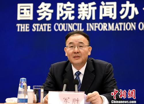 2月27日,，國務(wù)院新聞辦公室在北京舉行國務(wù)院政策例行吹風(fēng)會(huì)，國家郵政局局長馬軍勝和國務(wù)院法制辦工交商事法制司司長張建華介紹《快遞暫行條例》和快遞業(yè)發(fā)展相關(guān)情況,。圖為國家郵政局局長馬軍勝回答記者提問,。<a target='_blank' href='http://www.chinanews.com/'>中新社</a>記者 張勤 攝