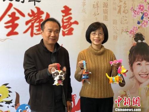 中國僑網(wǎng)黃雅芬（右）展示燈會上將向民眾發(fā)放的環(huán)保小提燈,。　陳悅　攝