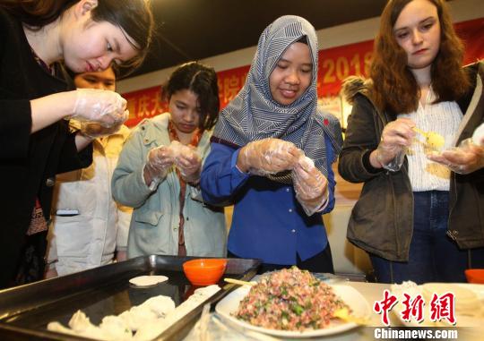 圖為重慶大學的26國留學生共慶元宵節(jié),。　鐘欣 攝