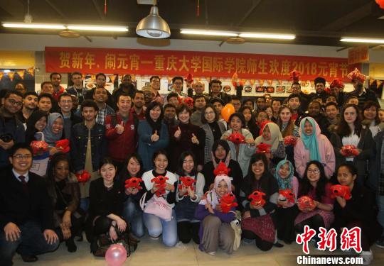 圖為重慶大學26個國家的留學生共慶元宵節(jié),?！＄娦?攝