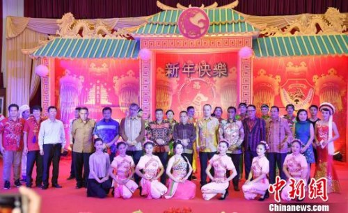 圖為來賓與演員合影?！≈袊v印尼登巴薩總領(lǐng)館 供圖 攝